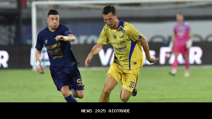 Dua Kali Ganti Jersey, Thom Haye Bisa Dipotong Gaji di Persib?