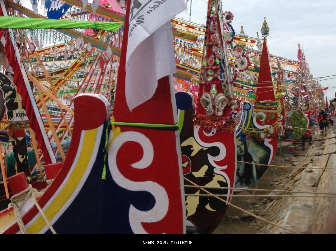 Budaya Buang Sampah di Pantai Halong, Bungkusan Makanan Berserakan