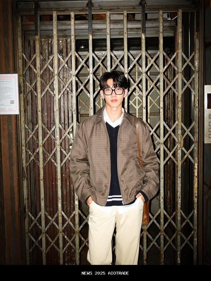 7 Inspirasi Pakaian Smart Casual ala Aktor First Chalongrat, Minimalis Preppy!