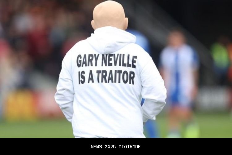 Komentar Bendera Picu Protes Suporter, Laga Salford vs Oldham Ricuh