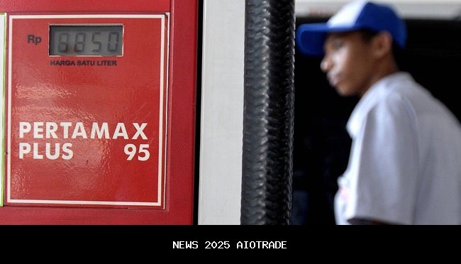 Pemasar meningkatkan harga bensin meskipun biaya minyak mentah menurun