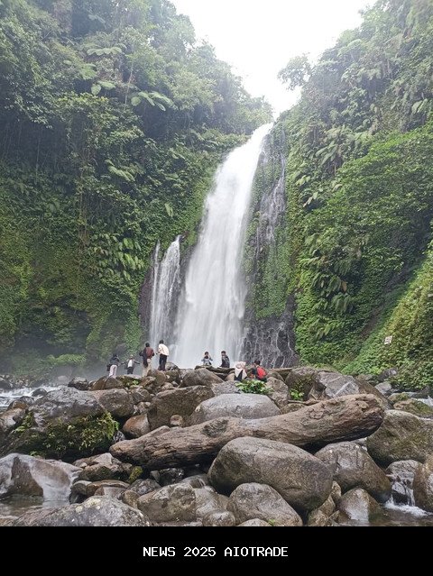 Menjelajahi Keindahan Curug Gomblang Banyumas