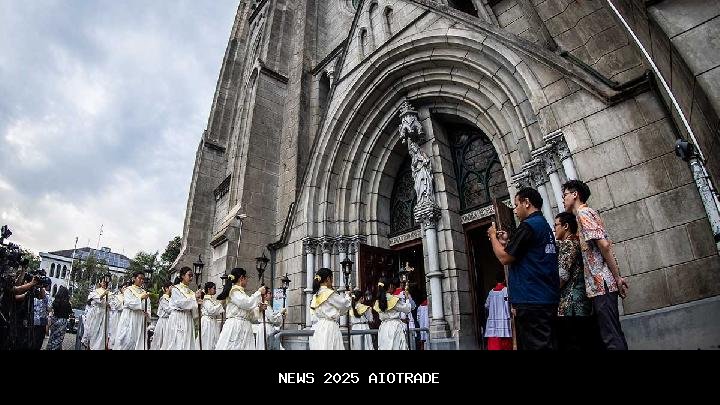 Pengamanan Natal: Polisi Periksa Gereja Katedral Jakarta