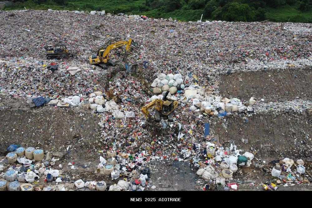 Mengintip Saham TOBA Cs di Balik Peluang Energi Sampah Danantara