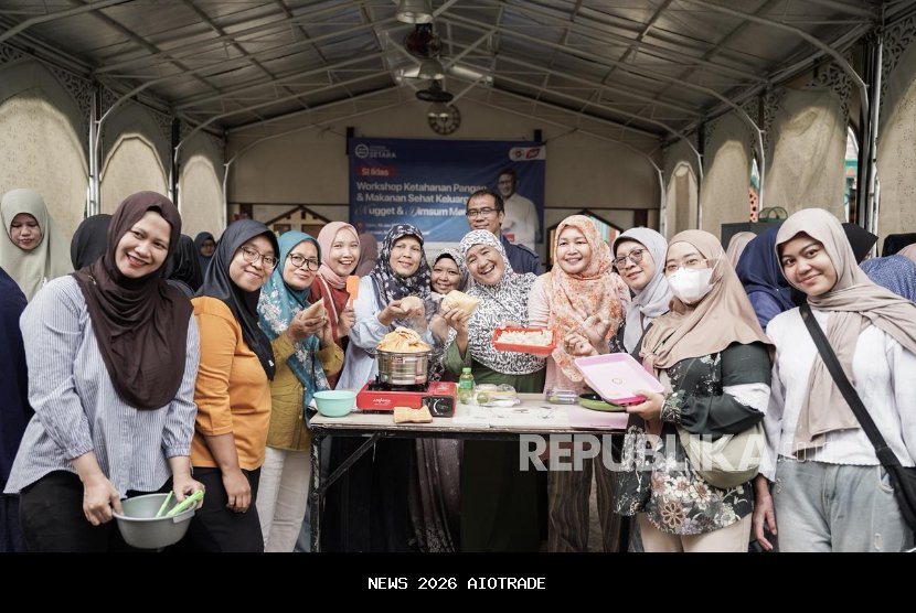 Emak-emak di Beji dilatih olah produk makanan agar mandiri secara ekonomi