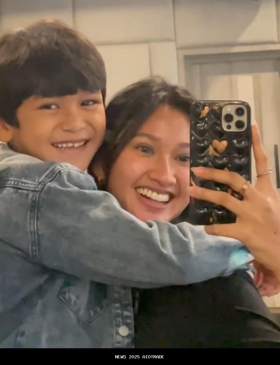 7 Potret Kedekatan Claresta Taufan dan Pemeran Sang Anak di Balik Layar Film Pangku