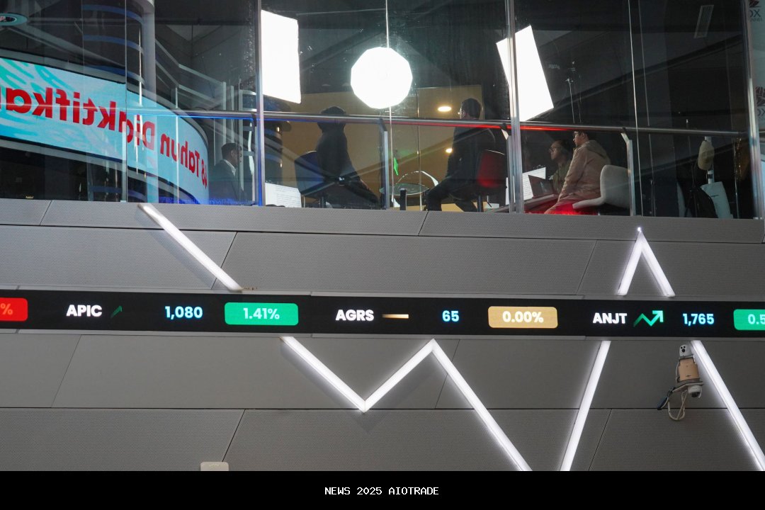 IHSG Turun 0,21%, EMTK dan SCMA Melonjak Akibat Isu IPO Superbank