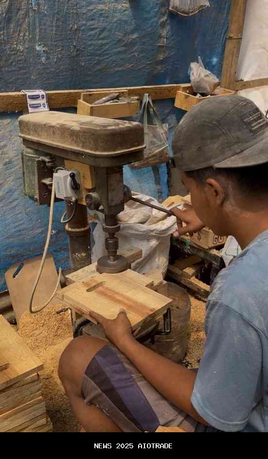 Dari Kayu Pinus ke Meja Dapur Nusantara, Kisah Hariono Melangkah ke Pasar Luar Pulau