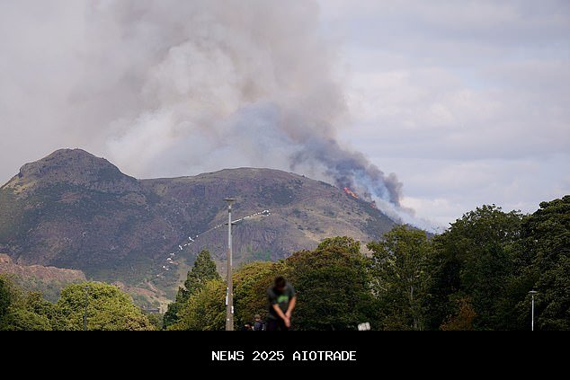 Kebakaran di Arthur's Seat: Tim pemadam kebakaran berjuang melawan api di situs penting sementara sa