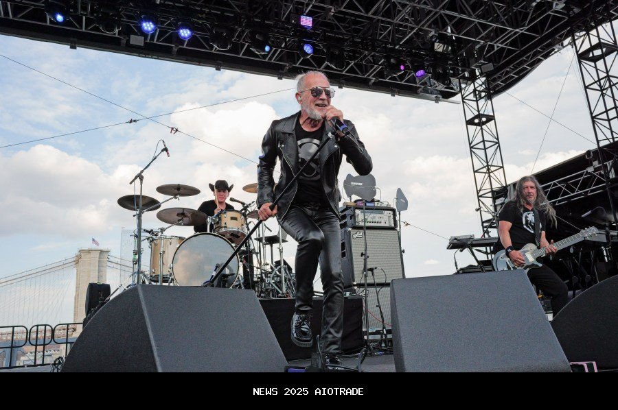 Band legendaris 80-an ini lebih sibuk dari sebelumnya - dan memiliki album baru yang akan datang