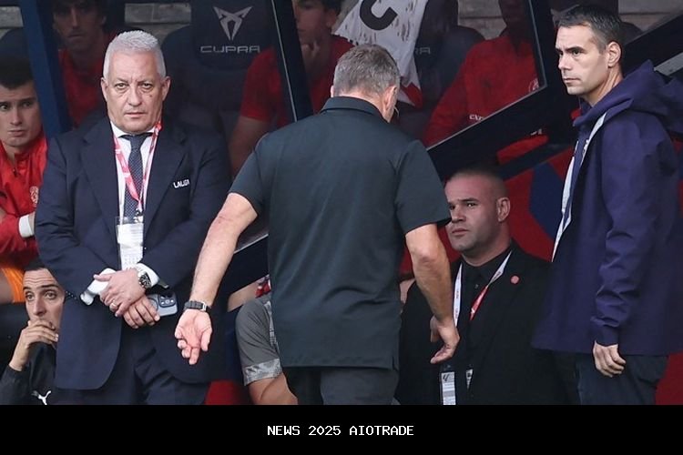 Hansi Flick Tak Hadir Saat Barca Lawan Madrid, Bungkam Soal Keputusan Wasit