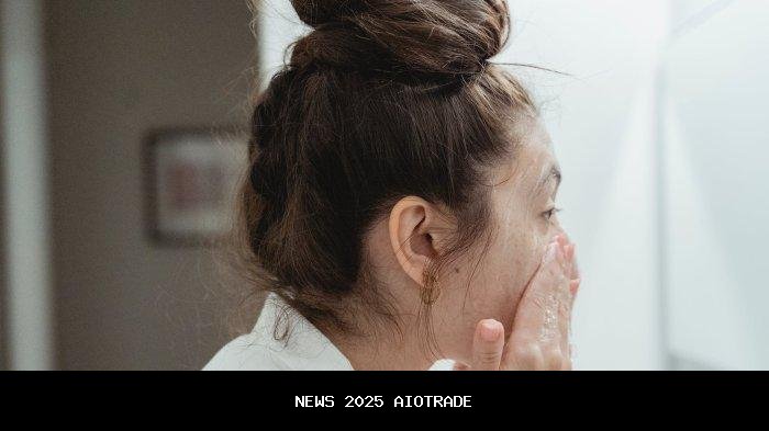 7 rekomendasi pembersih wajah pH rendah untuk kulit sensitif