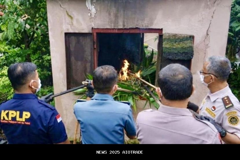 Kalsel hancurkan ribuan bibit sawit dan telur belangkas ilegal