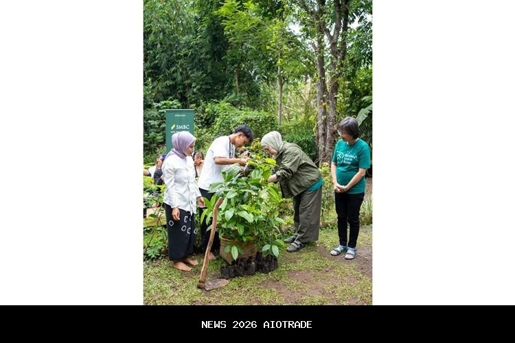 Dukung reforestasi dan ekonomi lokal Garut, SMBC Indonesia tanam 1.971 pohon
