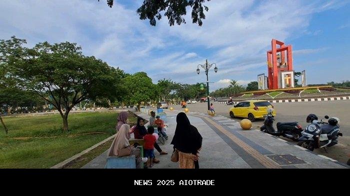 Kolam Ikan Koi di RTH Rantau Baru Tapin Jadi Wisata Keluarga Favorit