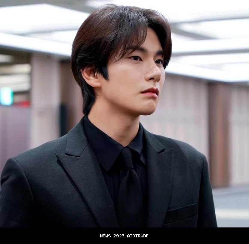 Lee Yi Kyung Mundur dari TROS, Digantikan Kim Jong Min