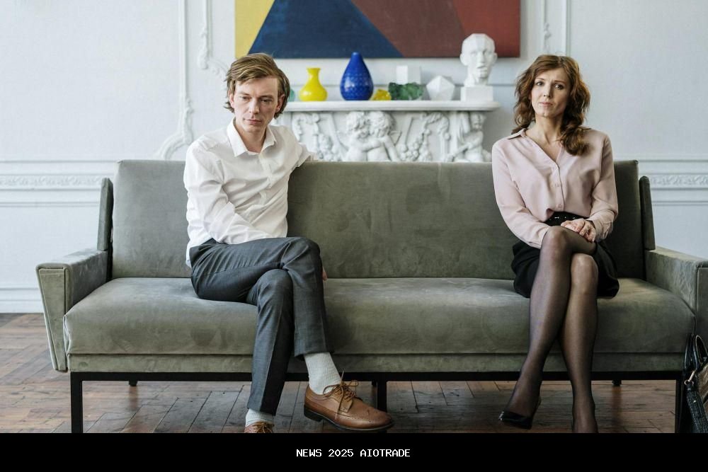 7 Tanda Pria Cuek yang Menyembunyikan Cemburu