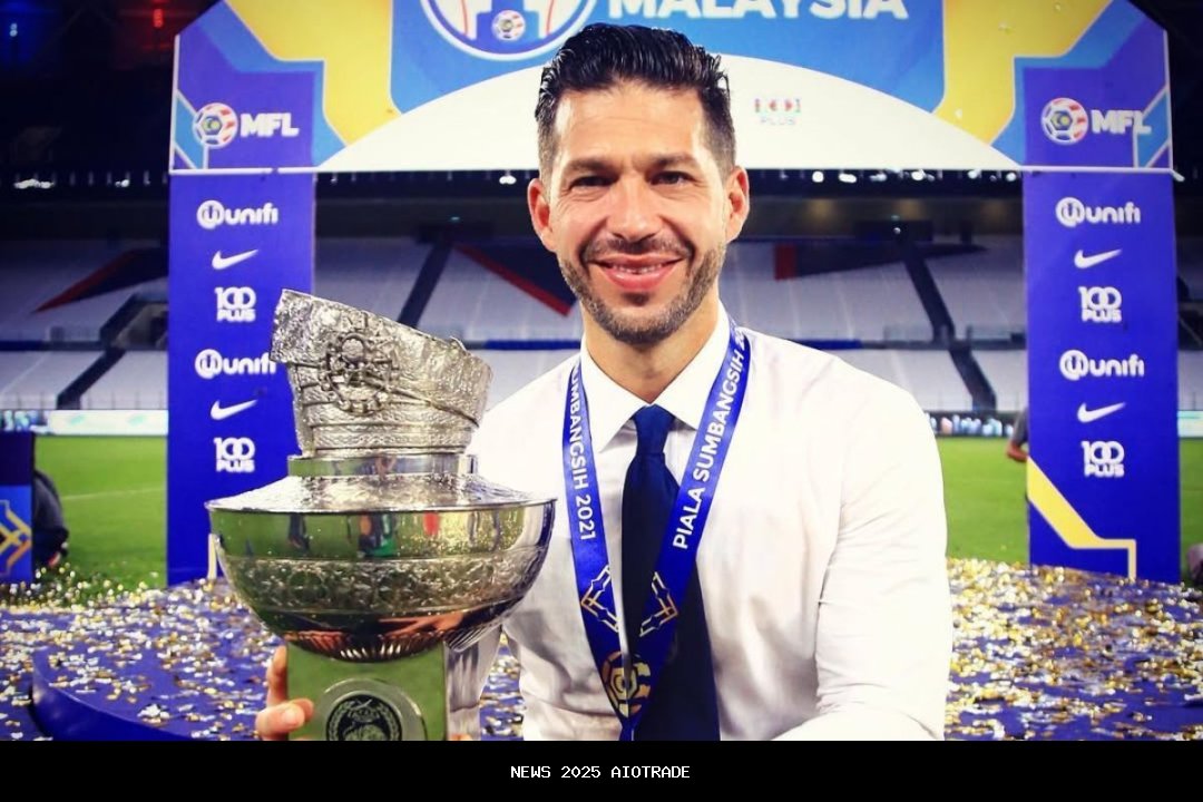 Benjamin Mora Tolak Puebla, Bonek Antusias Tunggu Keputusan di Persebaya Surabaya