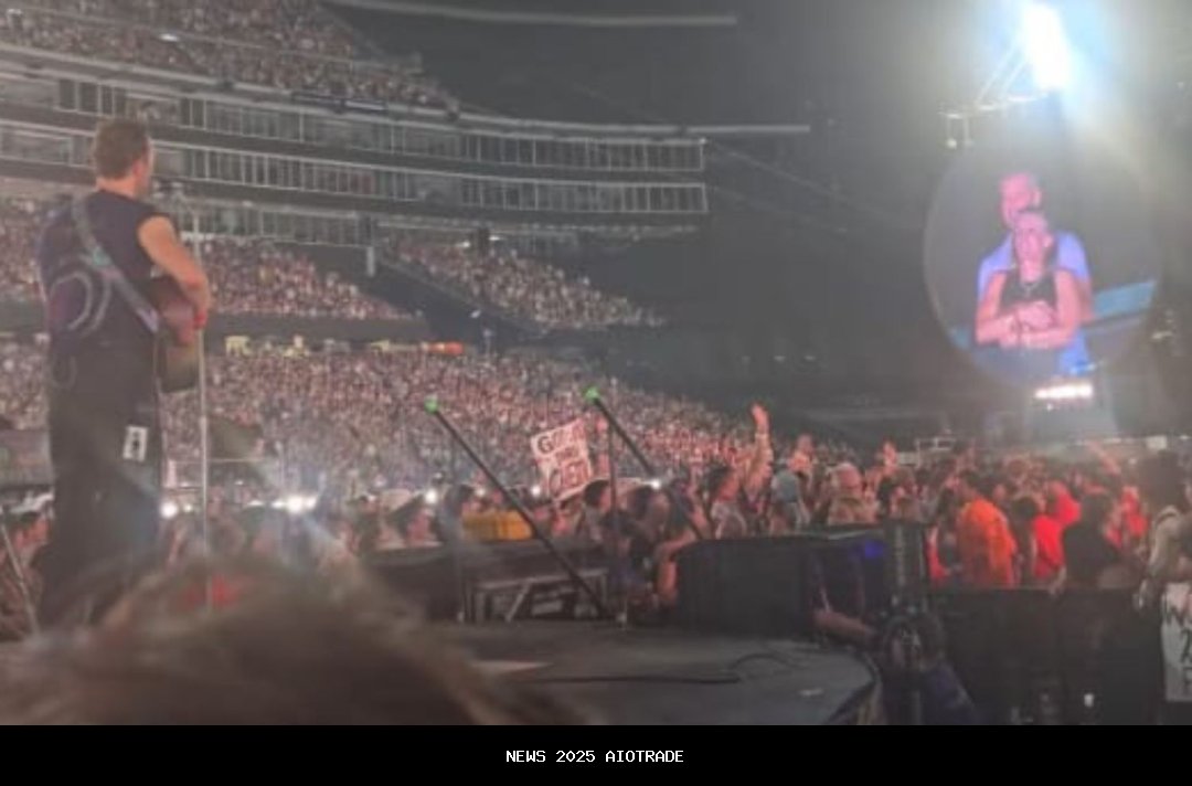 Chris Martin Jamin Coldplay Gunakan Kiss Cam Meski Skandal Mantan CEO Viral