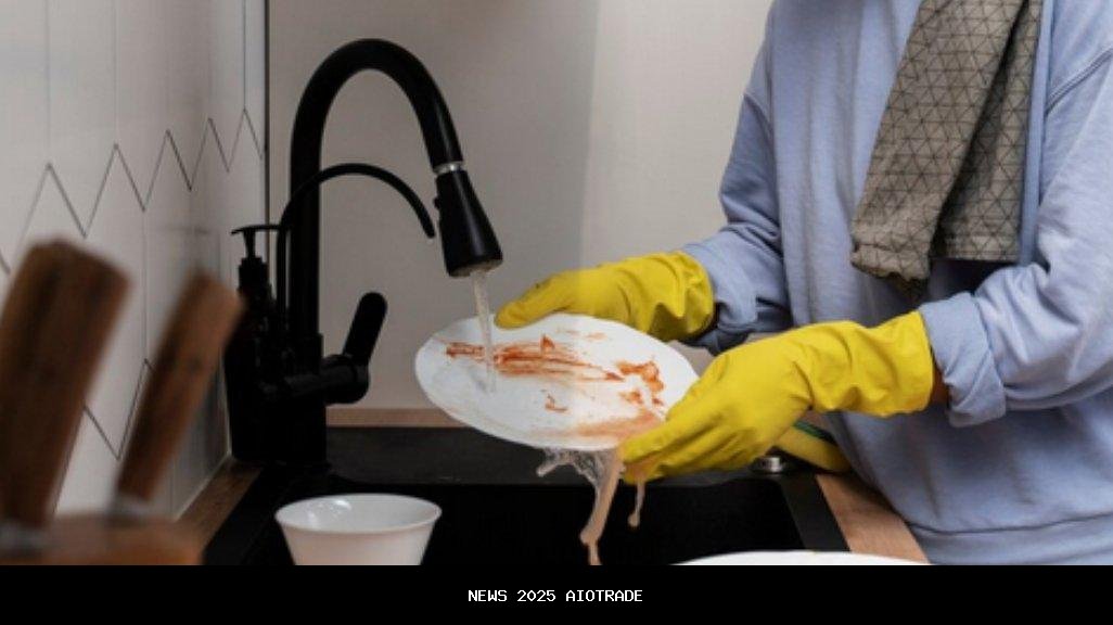 6 Manfaat Sarung Tangan Saat Cuci Piring, Tak Hanya Lindungi Kulit