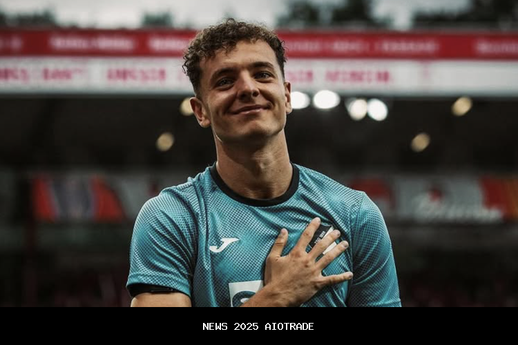 Barcelona Incar Fisnik Asllani sebagai Pengganti Lewandowski