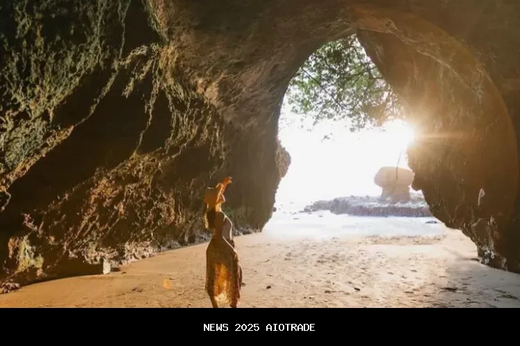 Soan Galuh, Bingkai Senja Alami di Balik Gua Batu Bolong Tabanan