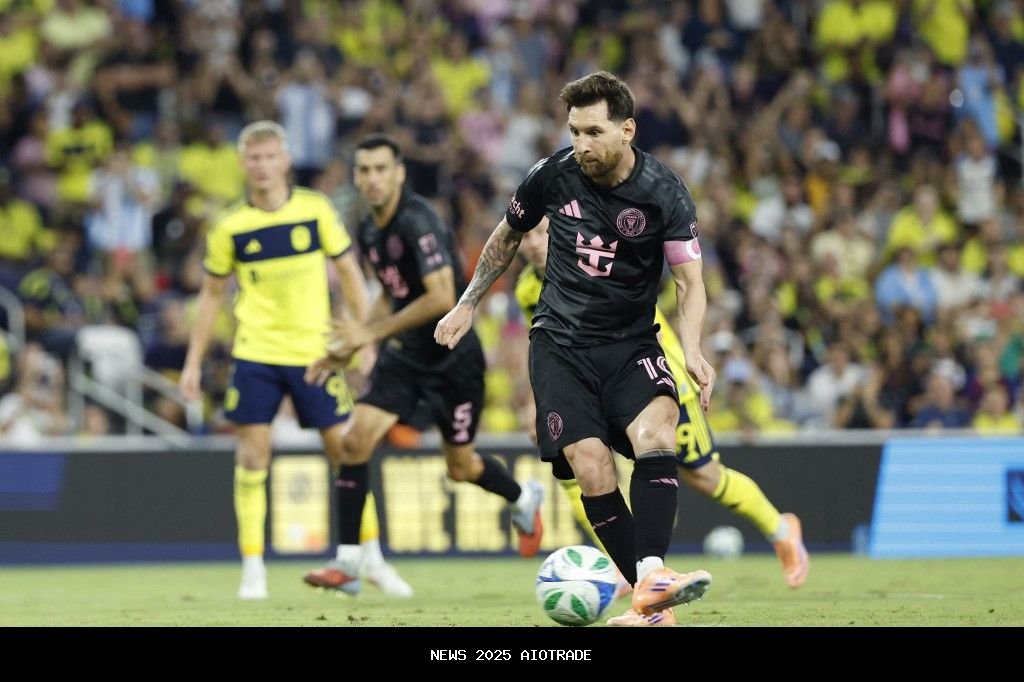 Rekan Setim Mees Hilgers Punya Kemampuan Lebih Hebat daripada Lionel Messi