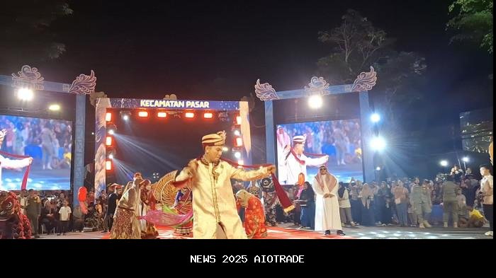 Karnaval Angso Duo Meriahkan Tugu Keris Siginjai Jambi