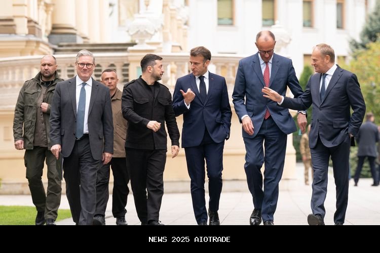 Macron Desak Sanksi untuk Rusia Jika Diplomasi Gagal