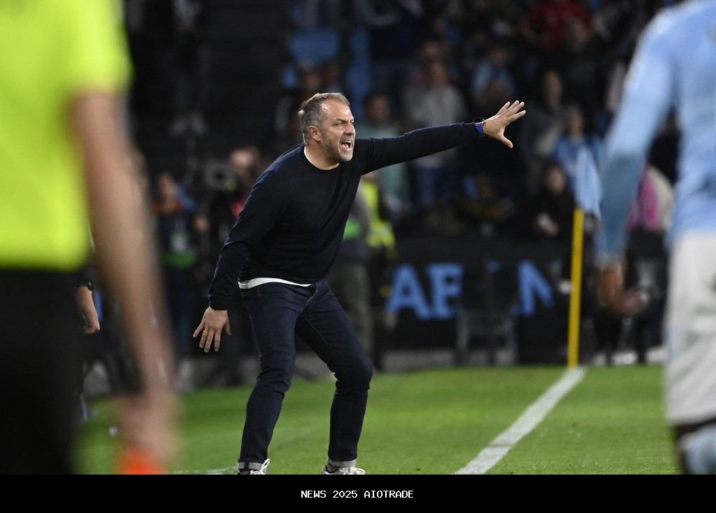 Stok Bek Barcelona Menipis, Hansi Flick Siap Rekrut Pemain Baru