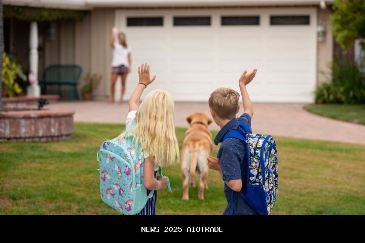 Ahli Memperingatkan Bahwa Kembali ke Sekolah Bisa Menyebabkan Depresi pada Hewan Peliharaan
