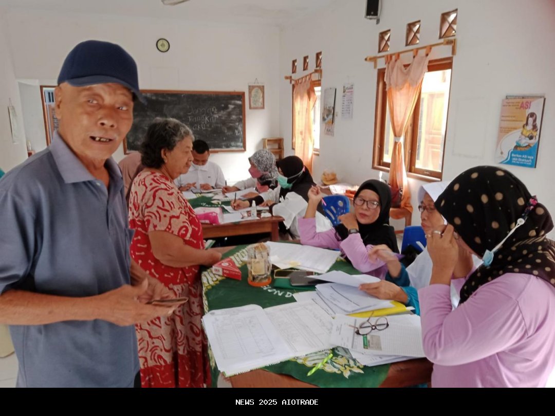 Lansia Palmerah Antre Berjam-jam untuk Sembako Murah