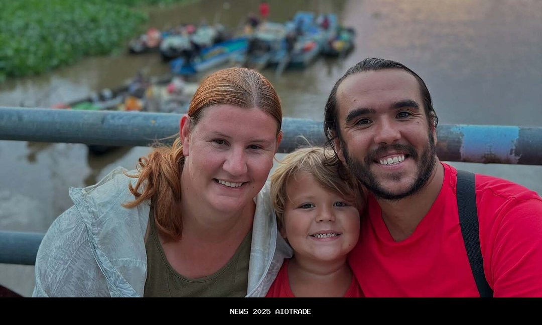 Keluarga Prancis dalam perjalanan backpacking di Can Tho