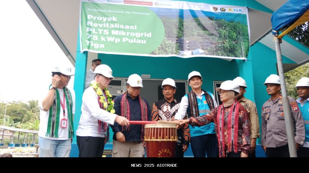 Warga Pulau Tiga Dikunjungi Relawan Setelah Terisolasi Tanpa Listrik