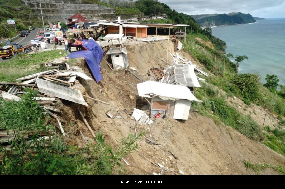 Bebek Jatuh ke Jurang, Tebing Longsor di Rest Area JLS Tulungagung
