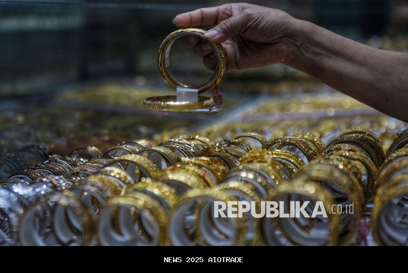 Harga Emas Antam Turun Rp23 Ribu, Jadi Rp2,327 Juta per Gram