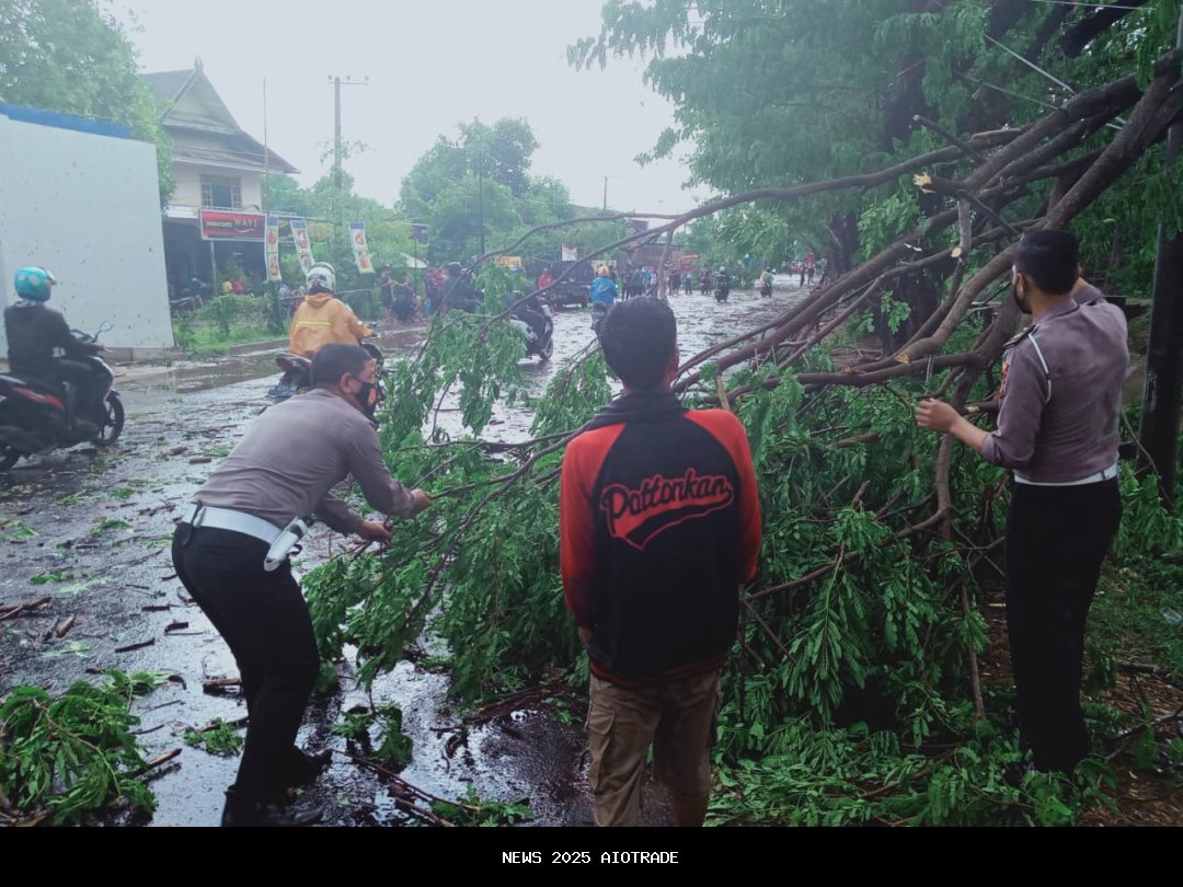 Hujan Deras Lumpuhkan Jalan Nasional Blora-Cepu dan Lalu Lintas