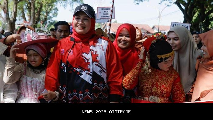 Pelukan Haru Kak Na dan Syakira Hiasi Pawai HUT RI ke-80 di Banda Aceh