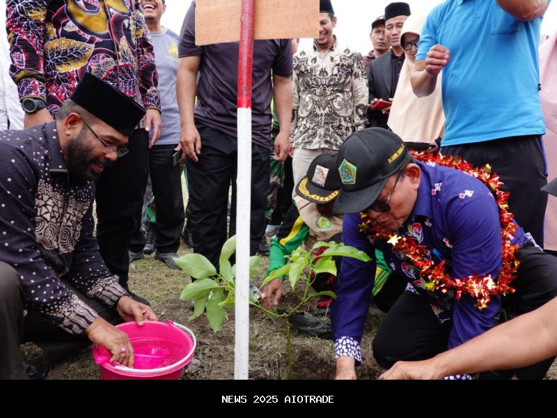 BPKH dan Lazismu Perkuat Wakaf Produktif dengan Tanam Durian, Alpukat, dan Nangka