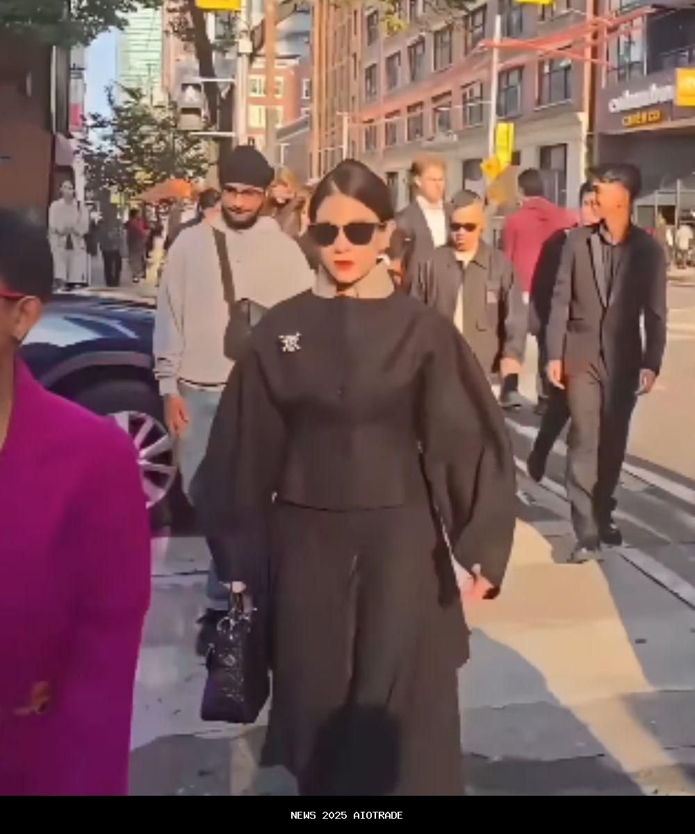 Dian Sastrowardoyo Jadi Sorotan dengan Pin One Piece di TIFF 2025