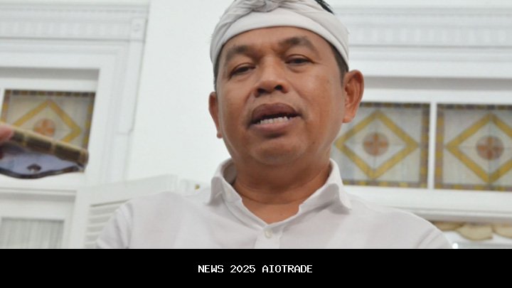 Dedi Mulyadi Tegaskan Larangan Study Tour Meski Pekerja Pariwisata Demo di Gedung Sate