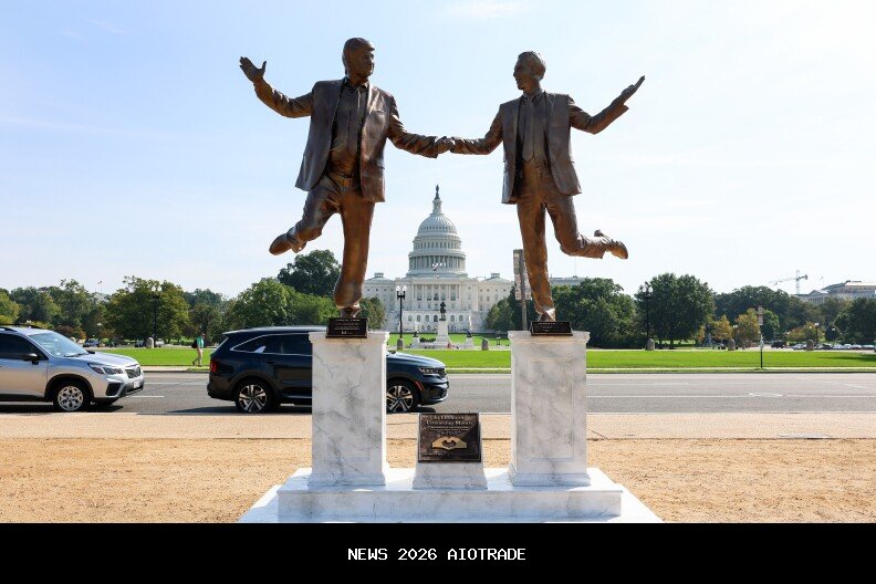 Patung Trump dan Epstein berpegangan tangan di D.C. dilepas secepat munculnya