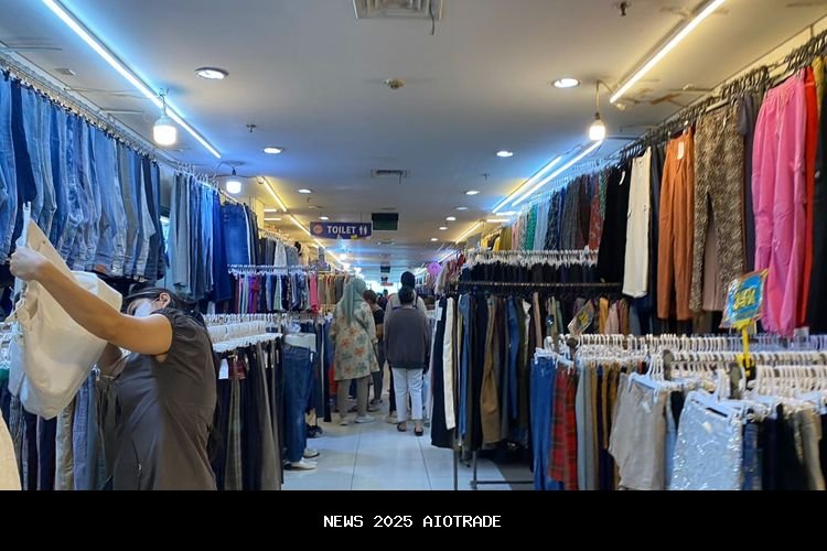 Kala dan Purbaya Berjuang Lawan Pasar Baju Bekas Impor