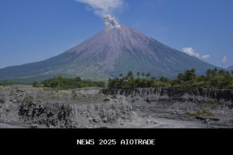 Semeru Meletus Tiga Kali, Puncaknya Semburkan Abu 700 Meter