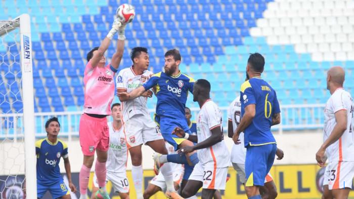 Berita Arema Hari Ini Viral: Kalah 1-3 dari Borneo FC, Aremania Tantang Tim Resmi Usai Laga