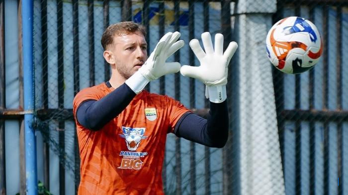 Adam Przybek: Tekanan, Target, dan Dukungan Bobotoh Membuatnya Antusias Jalani Debut di Persib