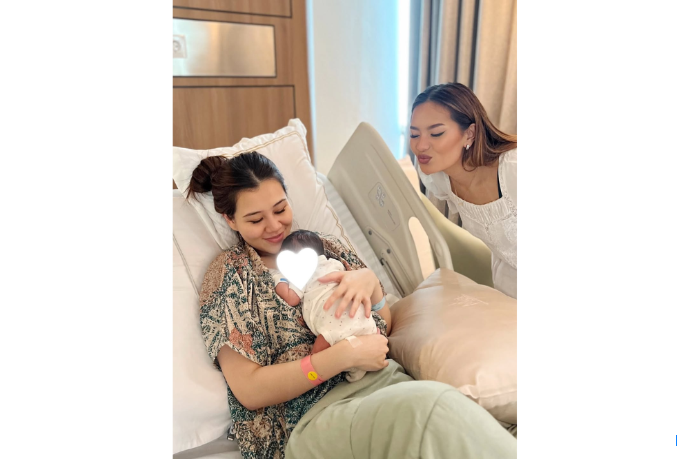 7 Foto Kedekatan Arash dan Zahwa Massaid