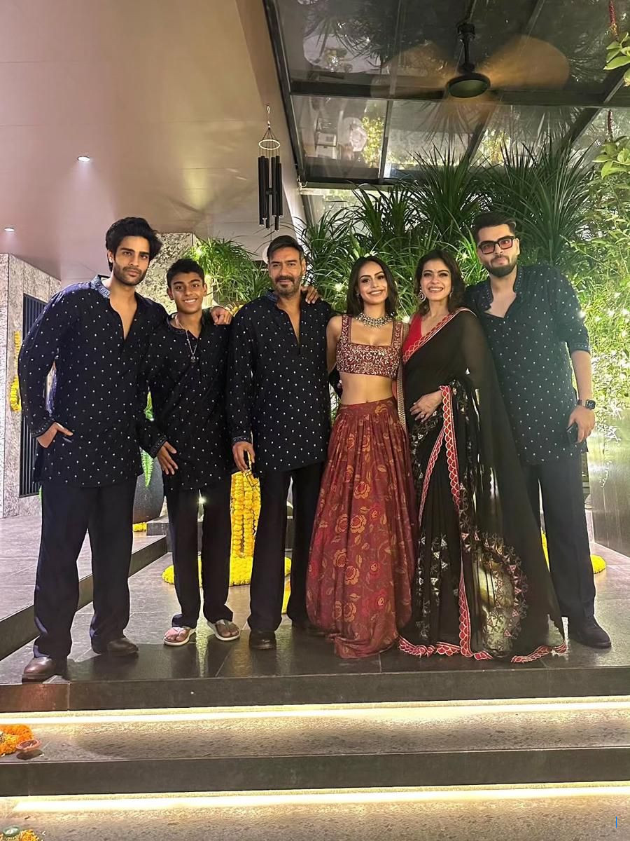 9 Potret Kajol Rayakan Diwali 2025 dengan Keluarga