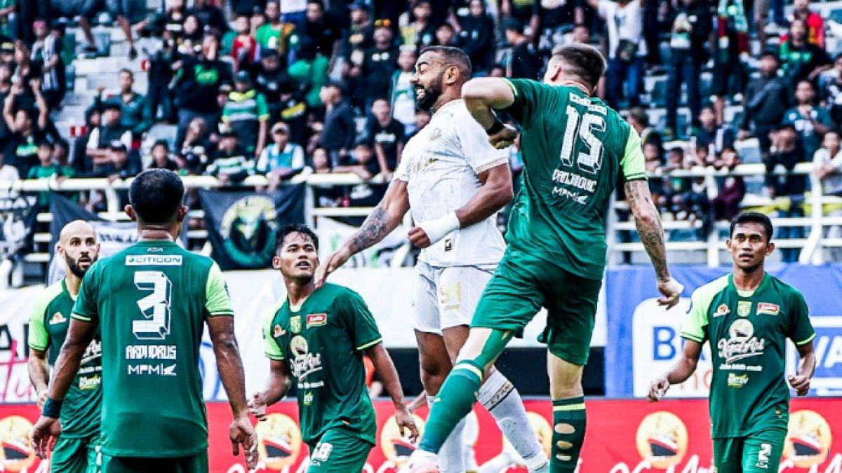 Nasib Sama, Tapi Tak Serupa: Persebaya dan Arema FC Kumpulkan Dua Kartu Merah di Pekan 10