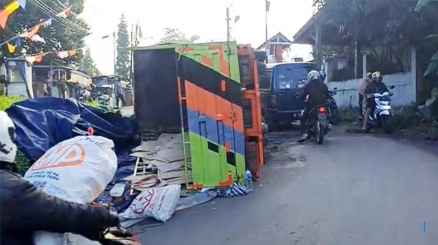 Truk Muatan Tanah Terguling di Nagrak Sukabumi